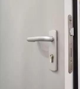Voorzien van degelijk deurbeslag, incl. 3 sleutels