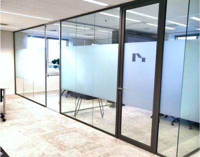 Geluidslekken in systeemplafond en systeemwanden isoleren