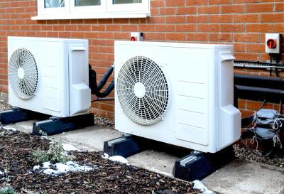 Trillingen en bromtoon isoleren van een buitenunit op dak